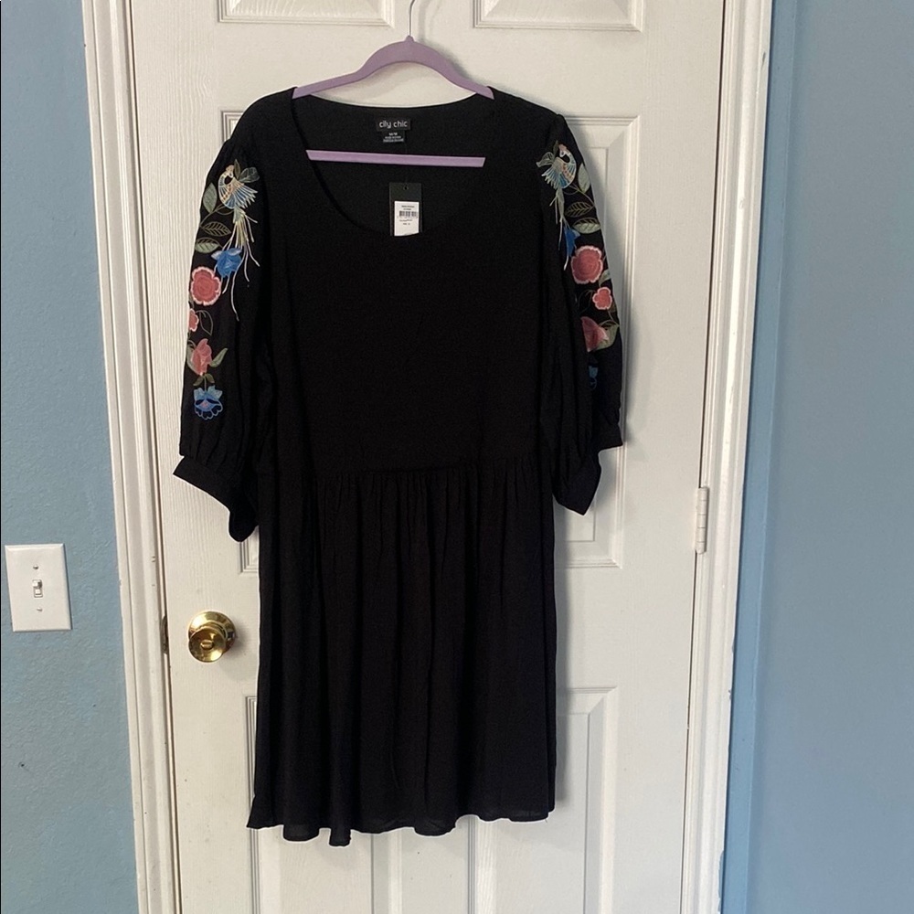 Black Dress with Floral Embroidery Size M 18 - Picture 2 of 6